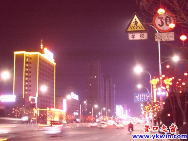 披上节日盛装的营口渤海大街夜景迷人
