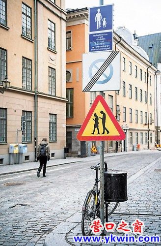 艺术家设计新路牌提醒路人勿做低头族 - 环球