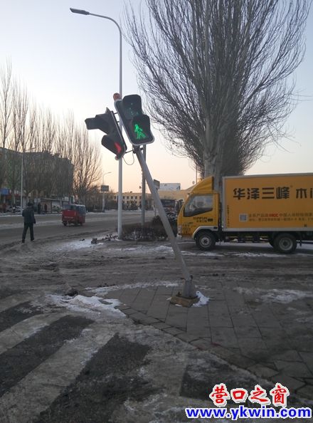 这个红绿灯“弯腰”给行人拜年