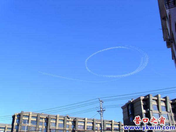 两架飞机在营口天空画圆