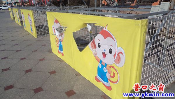 人民公园前“恭贺新春”小猴遭破坏