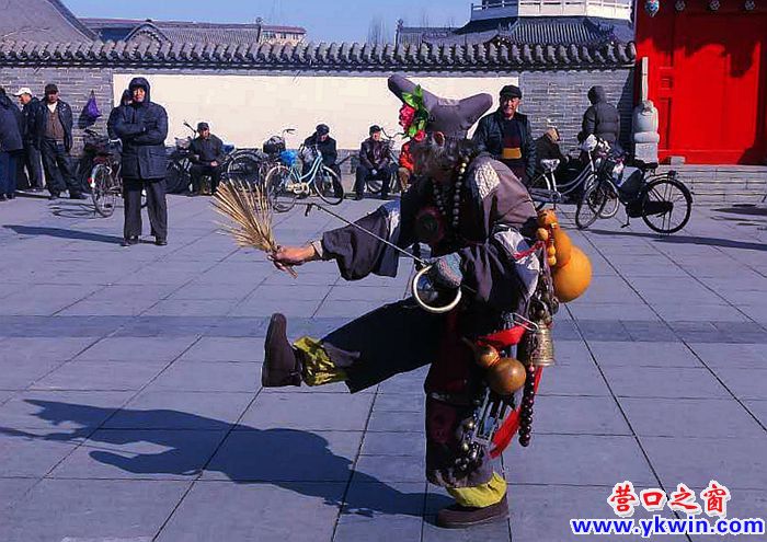 “济公”现身公园     唱歌喝酒撒欢