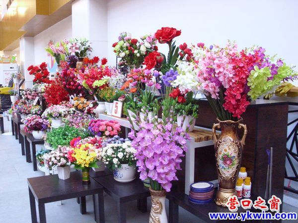 超市里，真花假花大比美