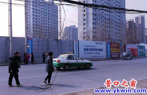  营口市新兴大街电线“横行霸道”