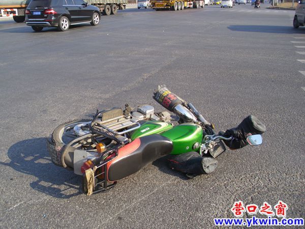 摩托车倒在上班路上