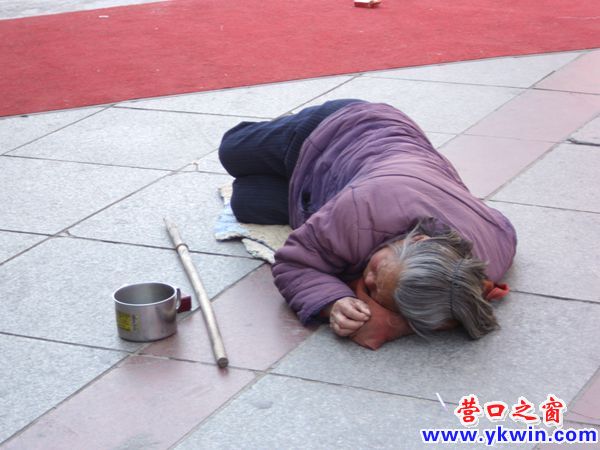 老太在營口東升鬧市區(qū)躺著集資