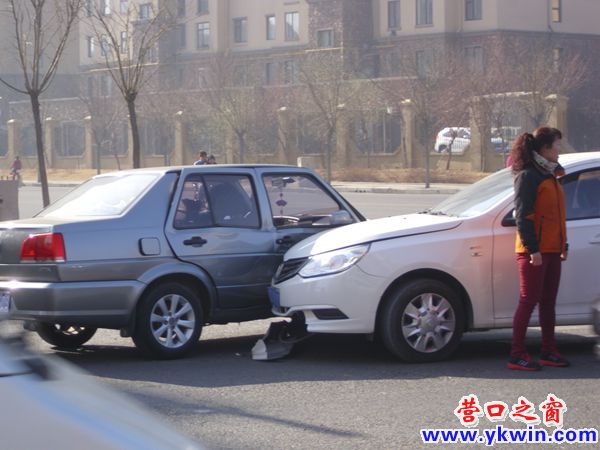 兩車在營口太和北街貼臉