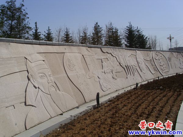 路边石刻展示古代大师的风采