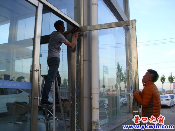 狂风损毁某店一扇大门的玻璃