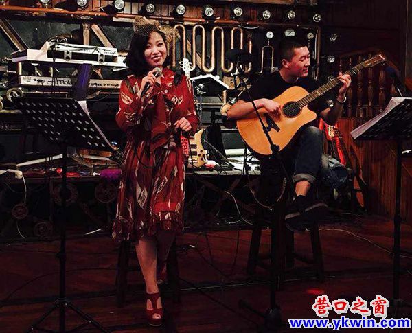 营口“小邓丽君”用歌声纪念偶像香逝21周年