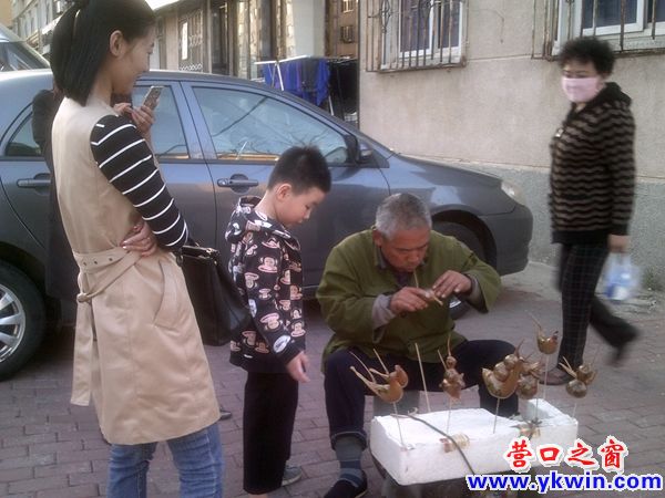 营口惊现濒危艺术“吹糖人”