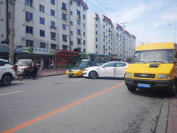 营口单行路两车相撞四车追尾