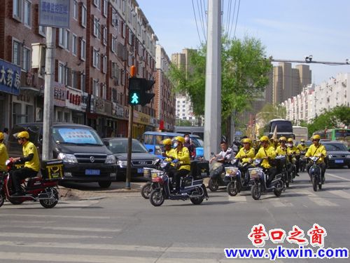 新兴大街驶来一个摩托促销连