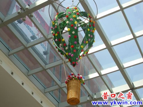 超市里“热气球”吊花升空