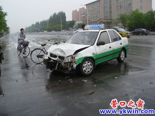 出租车追尾后变成丑八怪