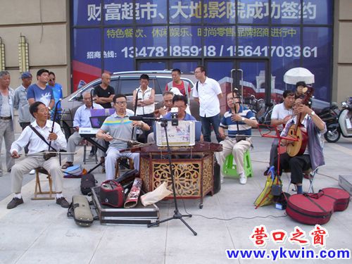 周末，营口街头上演文艺晚会