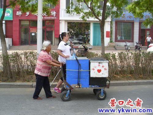 她们在公园路“潇洒走一回”