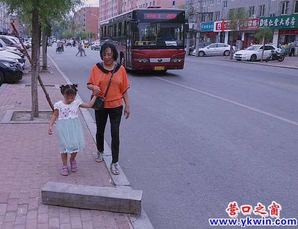 石条横在路上   路人无奈绕行