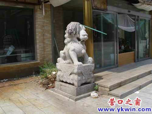 墩布在石狮子头上晾晒