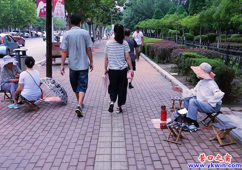 营口：寺外人行道  沦为算命街