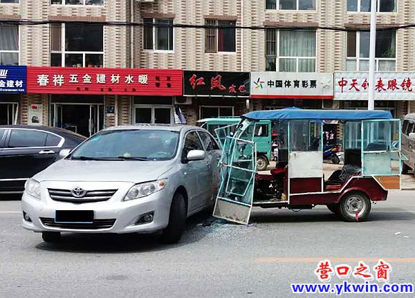 三轮车司机铁头撞碎风挡