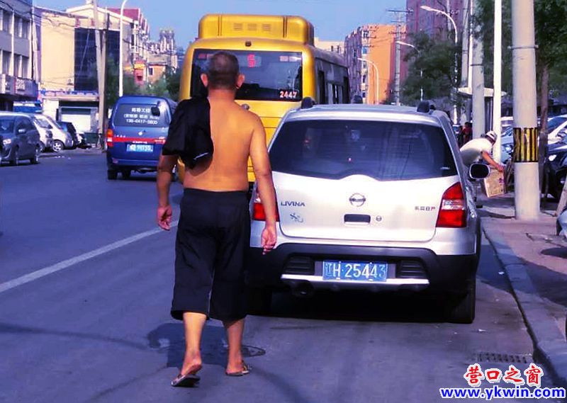 营口“膀爷”：咱穿上衣服行吗
