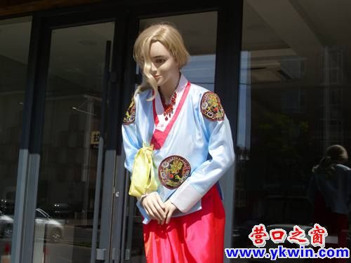 营口老板用假人迎宾应对酷暑