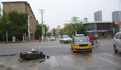 电动车和出租车零距离接触