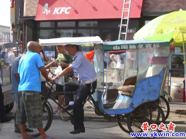 大润发门前多辆三轮车走麦城