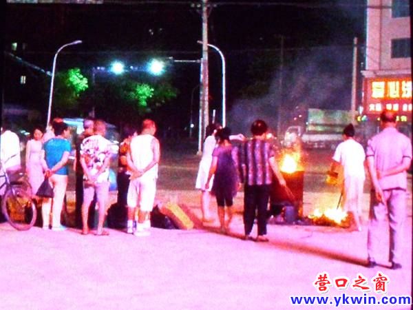 鬼节，营口文明市民大铁桶里焚烧纸钱