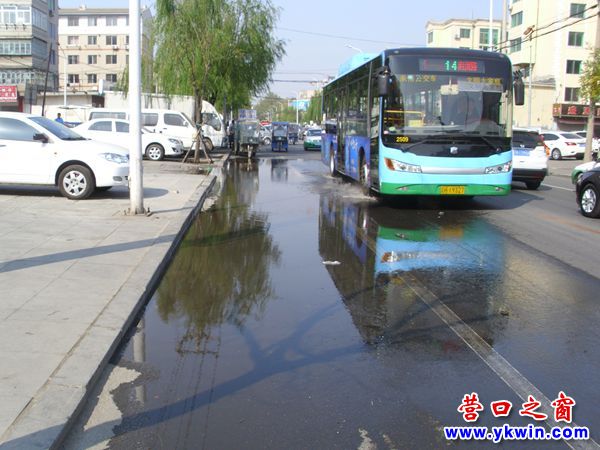 营口市公园路供暖之水流成河
