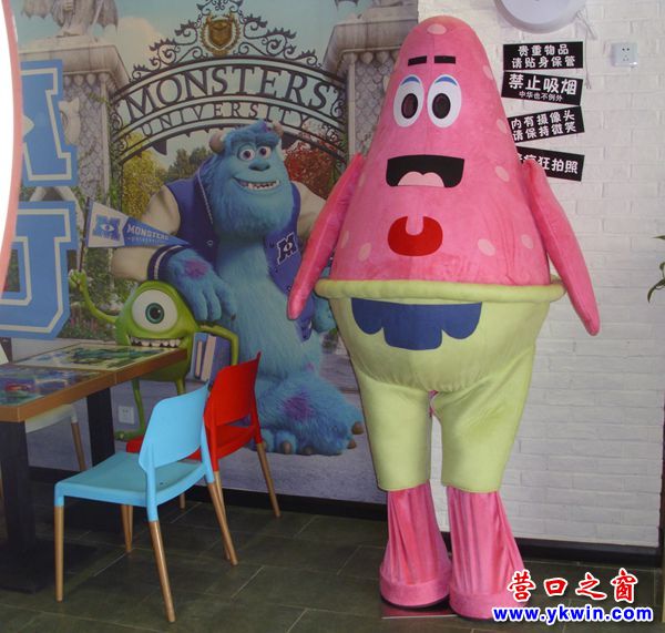 两个怪物现身营口锦联广场