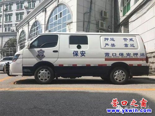 营口大石桥的押运车。 新京报记者 刘子珩 摄