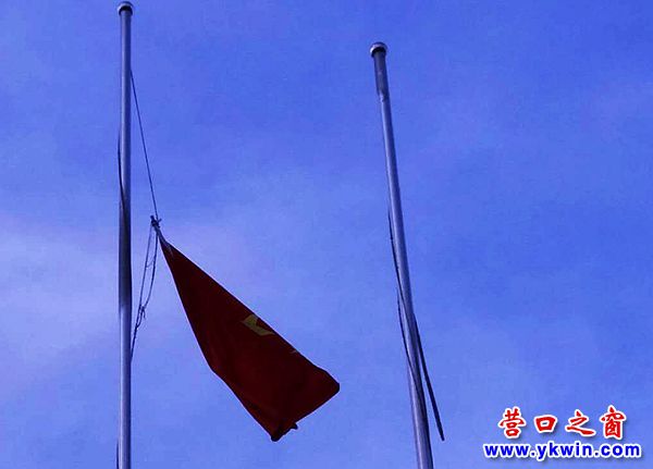 广场国旗成“弃儿”
