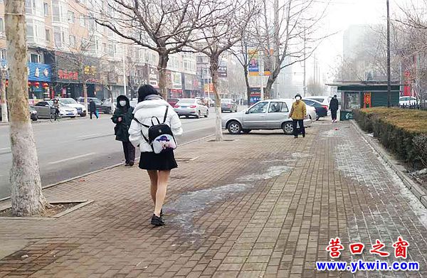 低温短裙秀美腿  美眉你真不冷吗