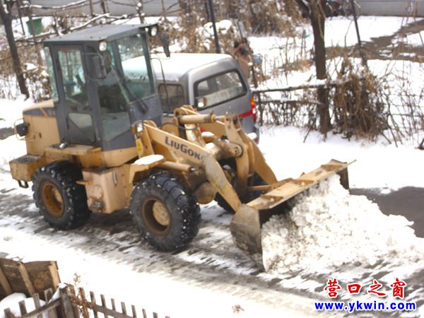 请来小型推土机铲除小马路积雪