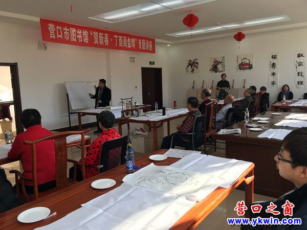 画家辅导养老服务中心的老人画鸡