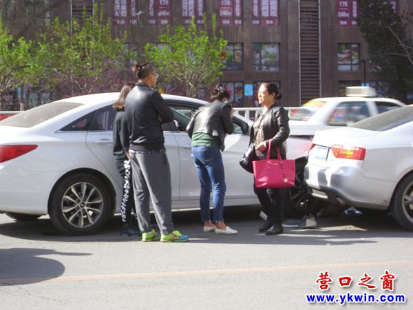 两车街中撞掉“肉”