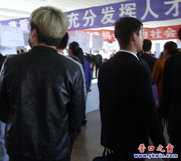 营口年轻小伙时兴把黑发染白