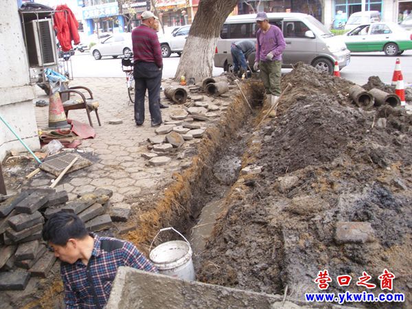遭下水堵楼门的居民楼终于来解决了