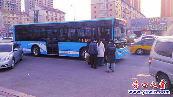 公交站点被霸占  市民乘车存隐患