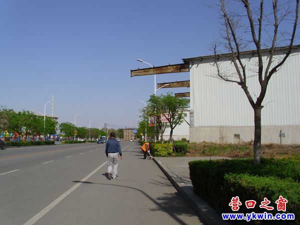 营口老街路南巨大钢梁伸向路边