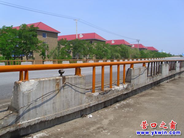 蹭掉的立交桥护栏已经换新