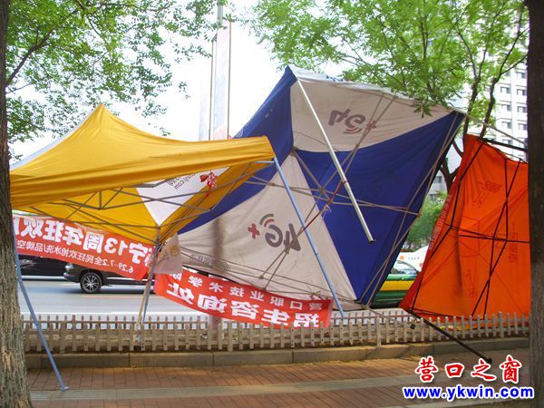 營口三高服務(wù)中考的三個(gè)涼棚側(cè)翻