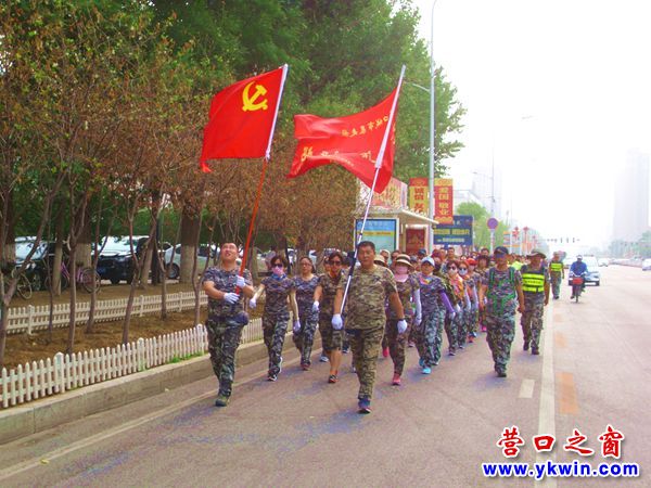 營口多支徒步方隊(duì)闊步走在渤海大街上