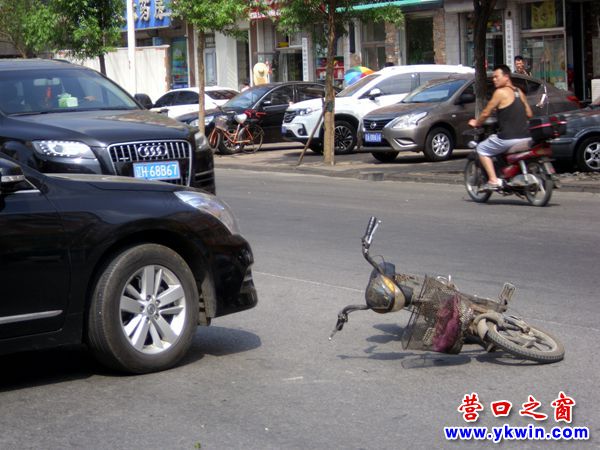營口新興大街：轎車撞倒電動(dòng)車
