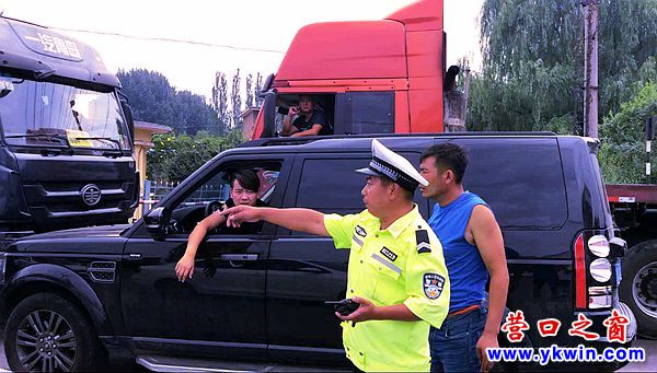 兩車相蹭停路邊  引發(fā)堵車半小時