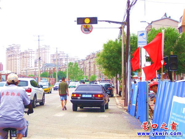 平安路與新興街交叉路口晝夜亮黃燈