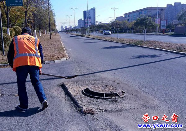 凸起井蓋成路障  容易傷人請?zhí)幚?/></a></dt>
          <a  target=