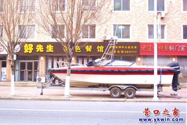 一艘小艇登陸來到街邊餐館用餐